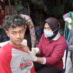 Polres Rohil Laksanakan Vaksinasi di Pasar Minggu Kepenghuluan Sekeladi, Minggu (27/02/2022), (V24/Reza)