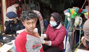 Polres Rohil Laksanakan Vaksinasi di Pasar Minggu Kepenghuluan Sekeladi, Minggu (27/02/2022), (V24/Reza)