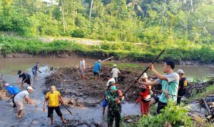 Peduli Kebersihan Sungai, Babinsa Koramil Tipe B 0808/01 Sukorejo Dan Warga Gelar Kerja Bakti Bersama, Minggu (27/02/2022), (V24/Madli)