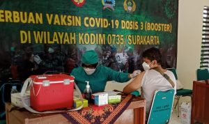 Kodim Solo Gelar Vaksin Boster Sasar Di Pasar Harjodaksino Surakarta, Minggu (27/02/2022), (V24/AL)