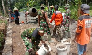 Koramil Selo Kompak Bersama Warga Laksanakan Pengecoran Jalan, Senin (28/02/22), (V24/Rudi)