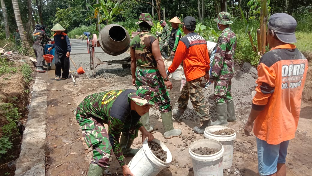 Koramil Selo Kompak Bersama Warga Laksanakan Pengecoran Jalan, Senin (28/02/22), (V24/Rudi)
