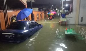 Banjir Akibat Hujan di Kota Medan, Puluhan Warga Jalan Bajak III Mengungsi ke Mesjid Baiturrahman, Minggu (27/02/2022), (V24/Jacky)