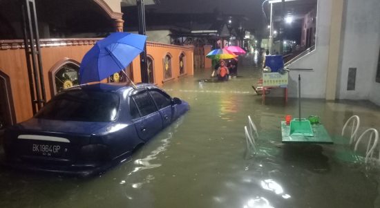 Banjir Akibat Hujan di Kota Medan, Puluhan Warga Jalan Bajak III Mengungsi ke Mesjid Baiturrahman, Minggu (27/02/2022), (V24/Jacky)