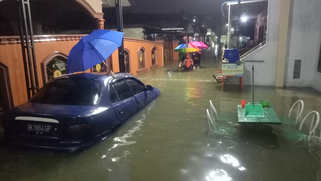 Banjir Akibat Hujan di Kota Medan, Puluhan Warga Jalan Bajak III Mengungsi ke Mesjid Baiturrahman, Minggu (27/02/2022), (V24/Jacky)