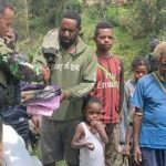 Peringati Isra Mi’raj 1443 H, Satgas Kodim Yalimo Yonif RK 751/VJS Berbagi Kasih Dengan Memberikan Bantuan , Senin (28/02/2022), (V24/AL)