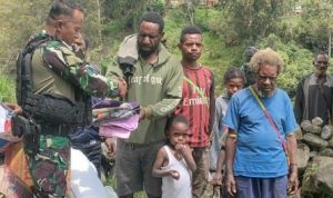 Peringati Isra Mi’raj 1443 H, Satgas Kodim Yalimo Yonif RK 751/VJS Berbagi Kasih Dengan Memberikan Bantuan , Senin (28/02/2022), (V24/AL)