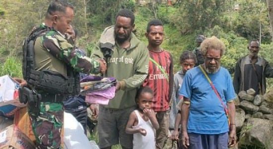 Peringati Isra Mi’raj 1443 H, Satgas Kodim Yalimo Yonif RK 751/VJS Berbagi Kasih Dengan Memberikan Bantuan , Senin (28/02/2022), (V24/AL)