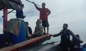 Dit Polair Polda Sumut Selamatkan 2 Nelayan Usai Kapal Pencari Ikan Tenggelam, Seini (28/02/22), (V24/Jacky)