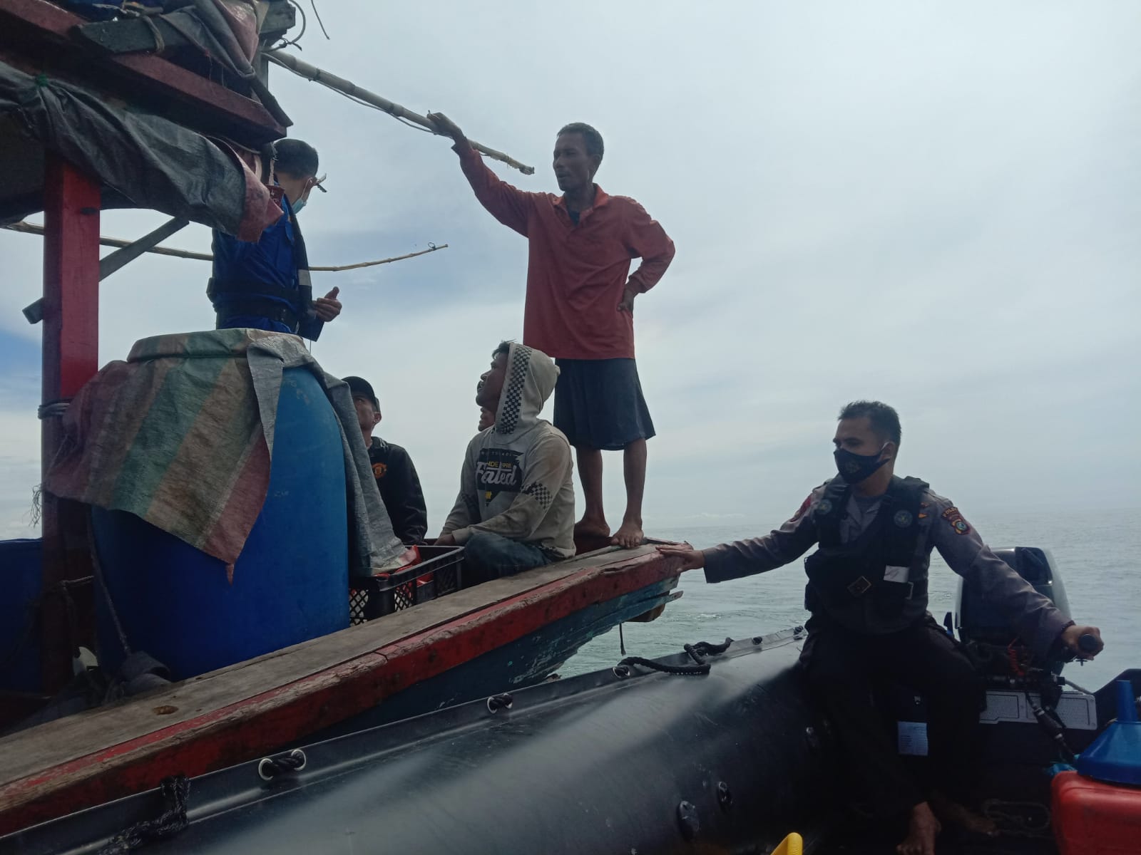 Dit Polair Polda Sumut Selamatkan 2 Nelayan Usai Kapal Pencari Ikan Tenggelam, Seini (28/02/22), (V24/Jacky)