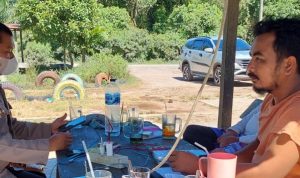 "Mari Kita Jaga Bersama Kamtibmas Di Desa Ini" Himbau Bripka Ariadi Kepada Warga Masyarakat, Senin (28/02/22), (V24/AL)