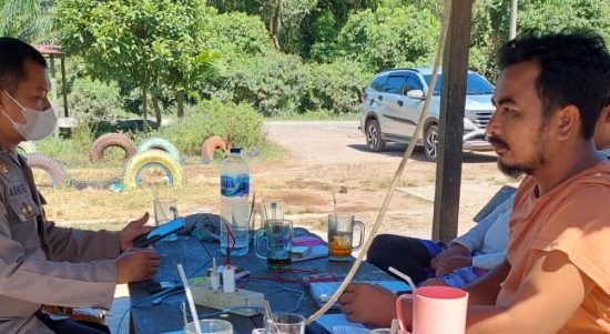 "Mari Kita Jaga Bersama Kamtibmas Di Desa Ini" Himbau Bripka Ariadi Kepada Warga Masyarakat, Senin (28/02/22), (V24/AL)