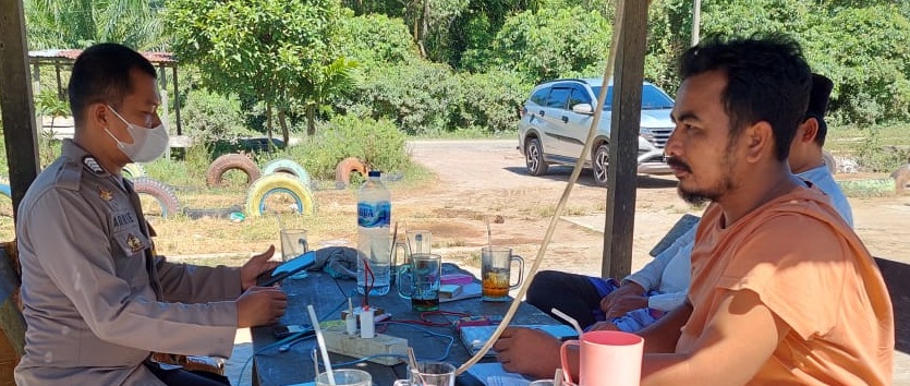 "Mari Kita Jaga Bersama Kamtibmas Di Desa Ini" Himbau Bripka Ariadi Kepada Warga Masyarakat, Senin (28/02/22), (V24/AL)