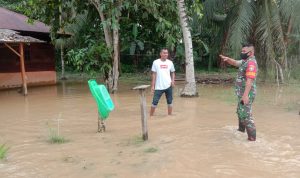 Babinsa 17/Idt Pantau Wilayah Binaan Pasca Banjir Menerjang, Selasa (01/03/22), (V24/AL)