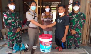 Sinergitas Anggota Satgas Yonif 144/JY Bersama Karantina Pertanian Bagikan Cat tembok Ke Rumah Warga di Perbatasan, Selasa (01/03/22), (V24/AL)