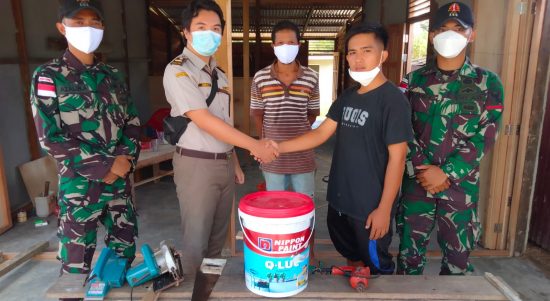 Sinergitas Anggota Satgas Yonif 144/JY Bersama Karantina Pertanian Bagikan Cat tembok Ke Rumah Warga di Perbatasan, Selasa (01/03/22), (V24/AL)