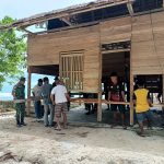 Proses Pemindahan Rumah Panggung Milik Warga Negeri Saleman, Selasa (01/03/2022), (V24/AL)