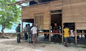 Proses Pemindahan Rumah Panggung Milik Warga Negeri Saleman, Selasa (01/03/2022), (V24/AL)