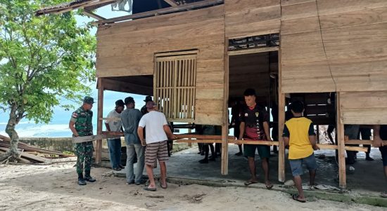 Proses Pemindahan Rumah Panggung Milik Warga Negeri Saleman, Selasa (01/03/2022), (V24/AL)