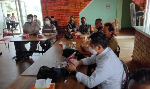 Sinergitas Anggota Satgas Yonif 144/JY Menghadiri Rapat Koordinasi Tim Pengawasan Orang Asing di Perbatasan, Rabu (02/03/22), (V24/AL)