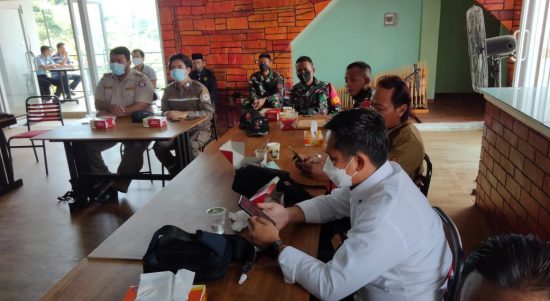 Sinergitas Anggota Satgas Yonif 144/JY Menghadiri Rapat Koordinasi Tim Pengawasan Orang Asing di Perbatasan, Rabu (02/03/22), (V24/AL)