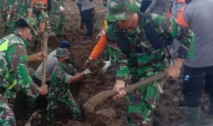 Tim Siaga Bencana Yonif 131/Brs Temukan 1 Mayat, Rabu (02/03/22), (V24/AL)
