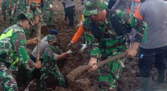 Tim Siaga Bencana Yonif 131/Brs Temukan 1 Mayat, Rabu (02/03/22), (V24/AL)