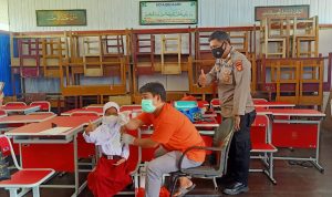 Jajaran Polres Kukar Menggelar Gerai Vaksin Presisi Untuk Masyarakat Wilayah Kukar, Minggu (28/02/2022), (V24/AL)