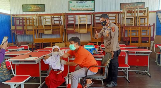 Jajaran Polres Kukar Menggelar Gerai Vaksin Presisi Untuk Masyarakat Wilayah Kukar, Minggu (28/02/2022), (V24/AL)