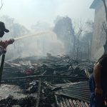 Satgas Karhutla TNI-POLRI dan Damkar Kubu Raya Padamkan Lahan yang Terbakar, Kamis (03/03/22), (V24/Dedi)