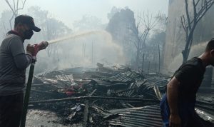 Satgas Karhutla TNI-POLRI dan Damkar Kubu Raya Padamkan Lahan yang Terbakar, Kamis (03/03/22), (V24/Dedi)