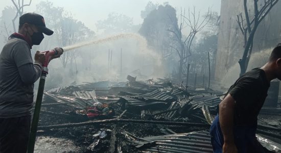 Satgas Karhutla TNI-POLRI dan Damkar Kubu Raya Padamkan Lahan yang Terbakar, Kamis (03/03/22), (V24/Dedi)