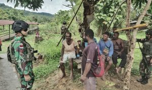 Perkuat Silaturahmi Ciptakan Situasi Tetap Aman, Satgas Kodim Yalimo Yonif RK 751/VJS Anjangsana Kepada Warga dan Para Tokoh di Wilayah Penugasan, Kamis (03/03/22), (V24/AL)