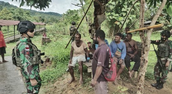 Perkuat Silaturahmi Ciptakan Situasi Tetap Aman, Satgas Kodim Yalimo Yonif RK 751/VJS Anjangsana Kepada Warga dan Para Tokoh di Wilayah Penugasan, Kamis (03/03/22), (V24/AL)