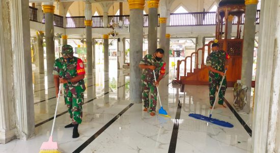 Babinsa Nurussalam Serbu Rumah Ibadah, Dalam Pelaksanaan Jum'at Bersih, Jumat (04/03/2022), (V24/AL)