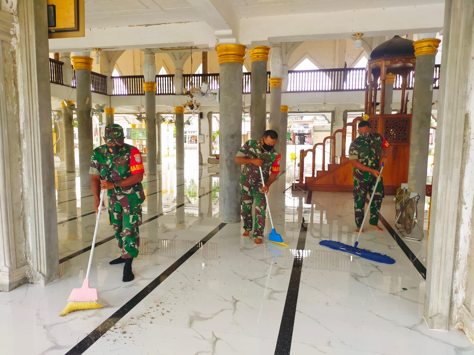 Babinsa Nurussalam Serbu Rumah Ibadah, Dalam Pelaksanaan Jum'at Bersih, Jumat (04/03/2022), (V24/AL)