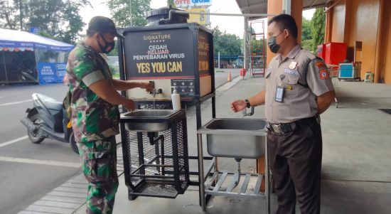 Patroli Prokes, Serma Yudhi Ajak Masyarakat Memakai Masker, Sabtu (05/03/2022), (V24/AL)