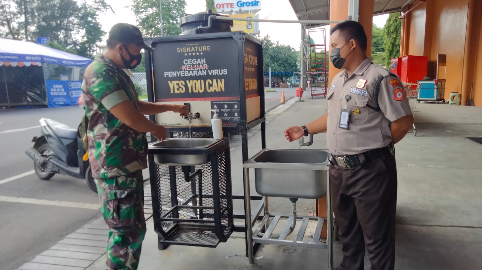 Patroli Prokes, Serma Yudhi Ajak Masyarakat Memakai Masker, Sabtu (05/03/2022), (V24/AL)