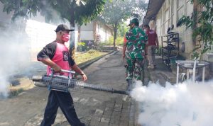 Lagi DBD Mengancam Babinsa Langsung Bergerak Dampingi Fogging Sabtu (05/03/2022), (V24/Budi)
