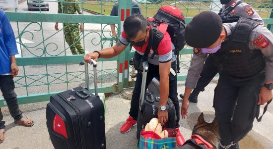 Patroli K-9 Ditsamapta Polda Kalbar di Perbatasan Malaysia-Indonesia Aruk Sambas, Jumat (04/03/2022), (V24/AL)