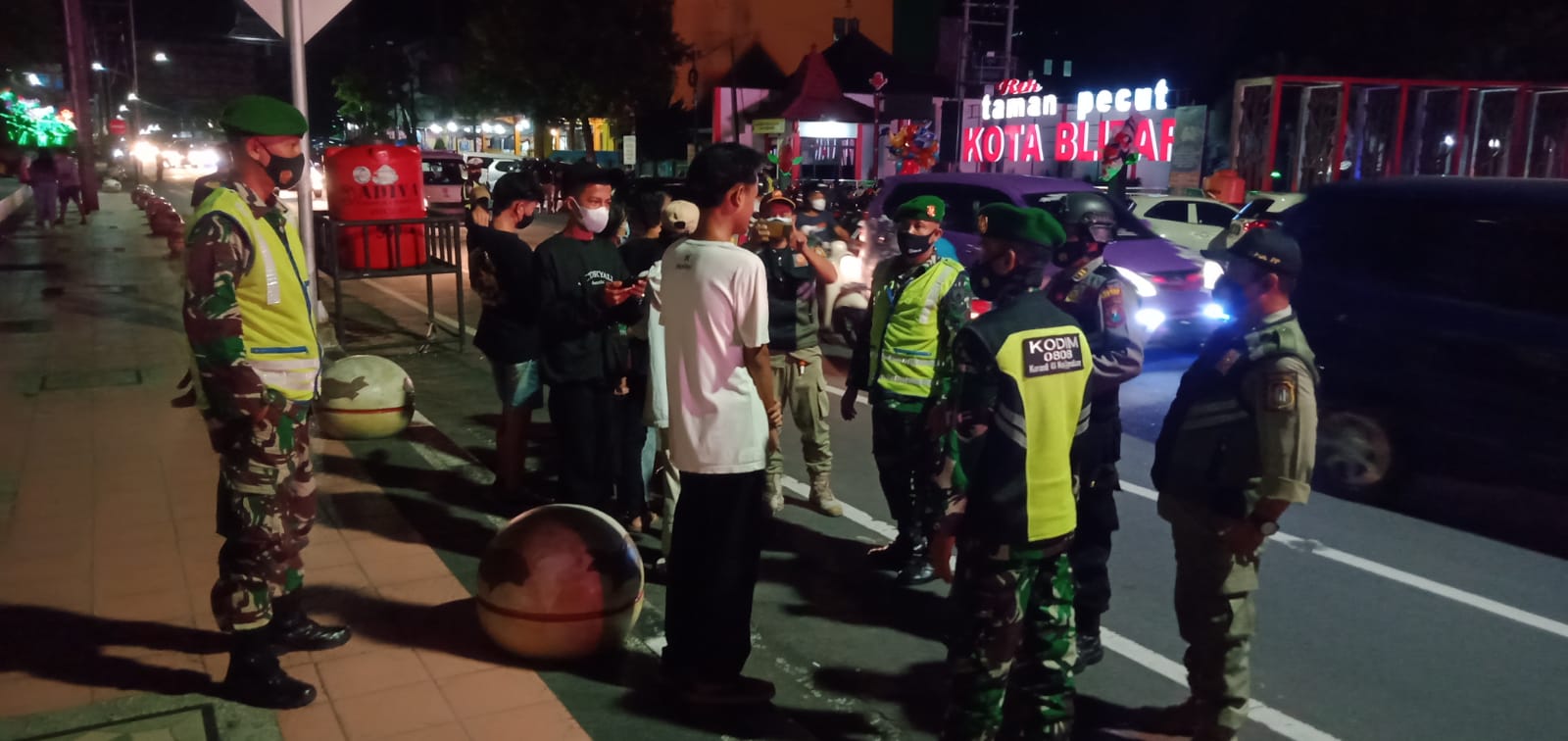 Cegah Penyebaran Covid-19 Varian Omicron, Kodim 0808/Blitar Gelar Operasi Yustisi Gabungan, Sabtu (05/03/2022), (V24/Madli)