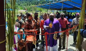 "Gereja Ni Kito Pu Rumah Doa" Satgas Pamtas Yonif 126/KC Hadiri Misa Syukur Peresmian Gereja Stasi Yohanes Kalibom, Minggu (06/03/2022), (V24/AL)