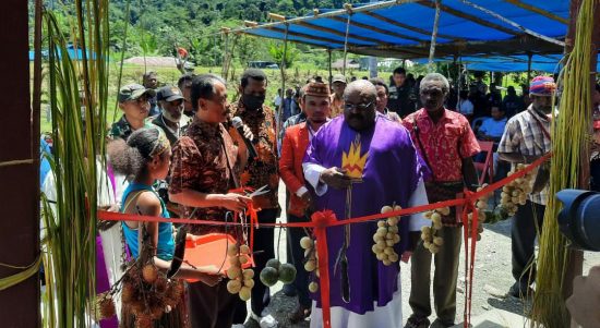 "Gereja Ni Kito Pu Rumah Doa" Satgas Pamtas Yonif 126/KC Hadiri Misa Syukur Peresmian Gereja Stasi Yohanes Kalibom, Minggu (06/03/2022), (V24/AL)