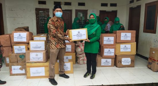 Persit KCK Cabang XXXIII Dim 0601 Pandeglang, Salurkan Bantuan Kepada Warga Korban Bencana, Minggu (06/03/2022), (V24/AL)