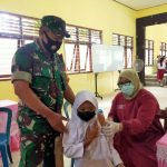 Pastikan Aman, Babinsa Ponggok Dampingi Kegiatan Vaksinasi Anak Usia 6-11 Tahun Di Wilayah Binaannya, Senin (07/03/2022), (V24/AL)