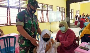Pastikan Aman, Babinsa Ponggok Dampingi Kegiatan Vaksinasi Anak Usia 6-11 Tahun Di Wilayah Binaannya, Senin (07/03/2022), (V24/AL)