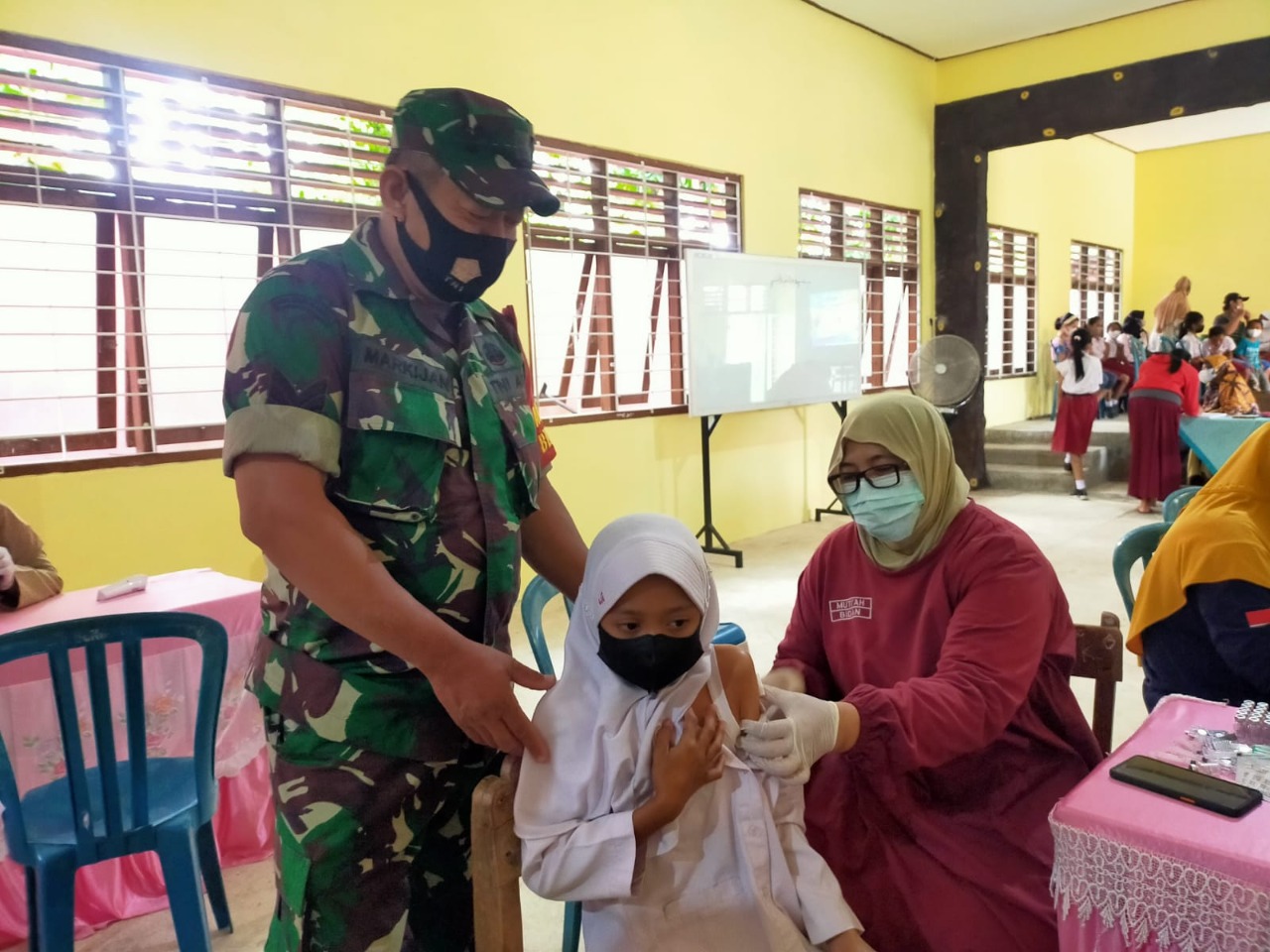 Pastikan Aman, Babinsa Ponggok Dampingi Kegiatan Vaksinasi Anak Usia 6-11 Tahun Di Wilayah Binaannya, Senin (07/03/2022), (V24/AL)