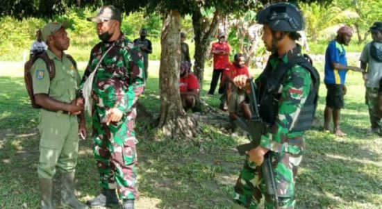Satgas Yonif 126/KC Rangkul Tokoh Masyarakat di Perbatasan Papua, Selasa (08/03/2022), (V24/AL)