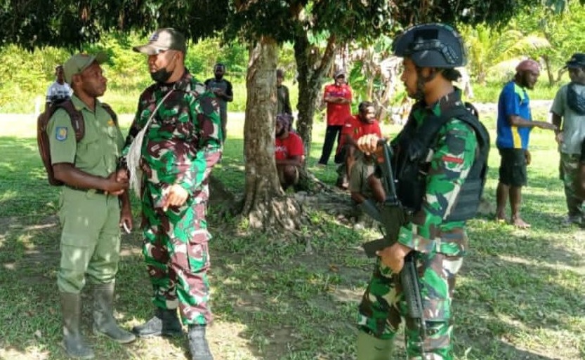 Satgas Yonif 126/KC Rangkul Tokoh Masyarakat di Perbatasan Papua, Selasa (08/03/2022), (V24/AL)