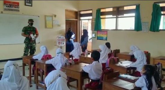 Ingatkan Lagi, Babinsa Koramil Klego Sambangi Sekolah Binaan, Selasa (08/03/2022), (V24/Rudi)